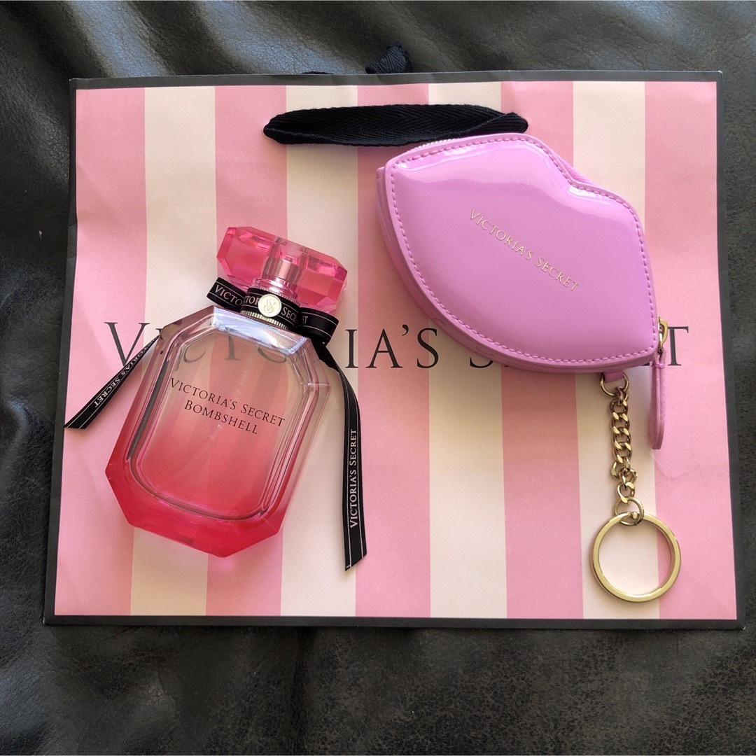 Victoria's Secret(ヴィクトリアズシークレット)のヴィクトリア シークレット  ボムシェル 100ml 香水＆新品ポーチ小物入れ コスメ/美容の香水(香水(女性用))の商品写真