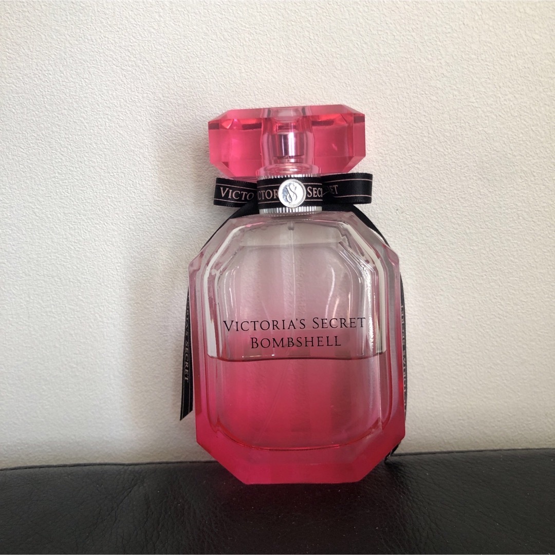 Victoria's Secret(ヴィクトリアズシークレット)のヴィクトリア シークレット  ボムシェル 100ml 香水＆新品ポーチ小物入れ コスメ/美容の香水(香水(女性用))の商品写真