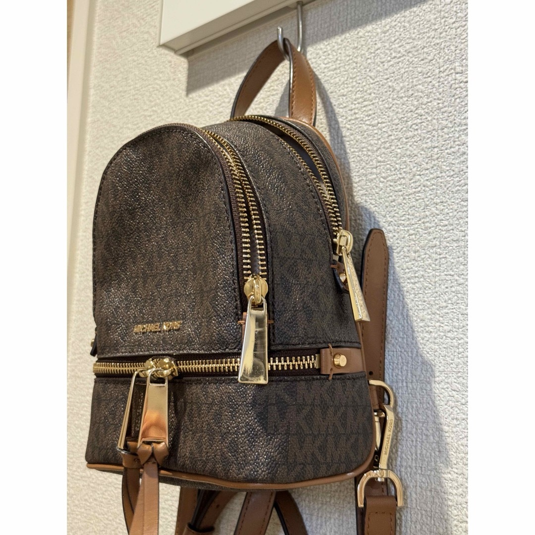 Michael Kors(マイケルコース)のマイケル・コース RHEA ZIP バックパック MKシグネチャー ブラウン レディースのバッグ(リュック/バックパック)の商品写真