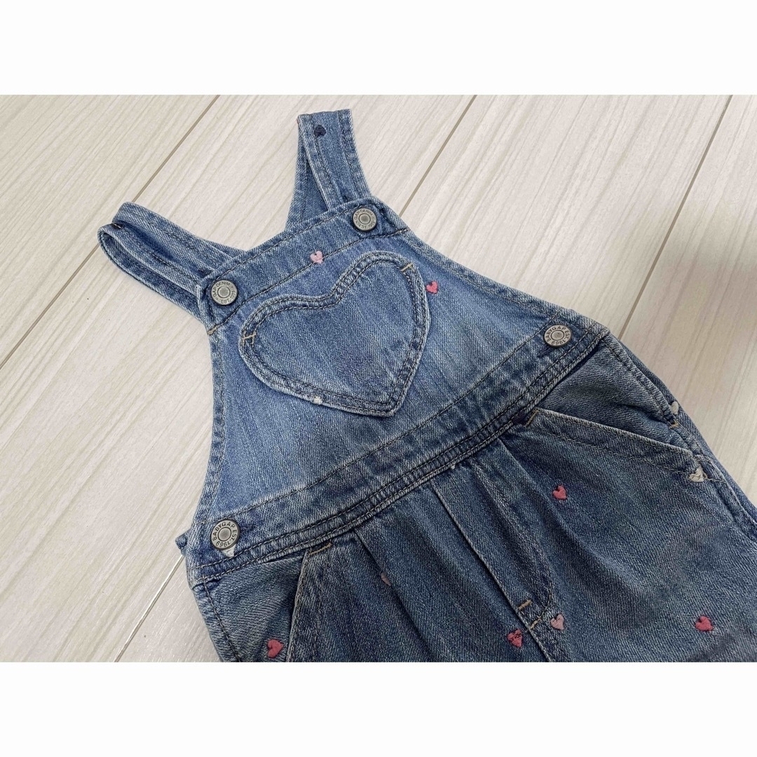 GAP(ギャップ)のgap♡ハート刺繍デニムサロペット キッズ/ベビー/マタニティのベビー服(~85cm)(パンツ)の商品写真