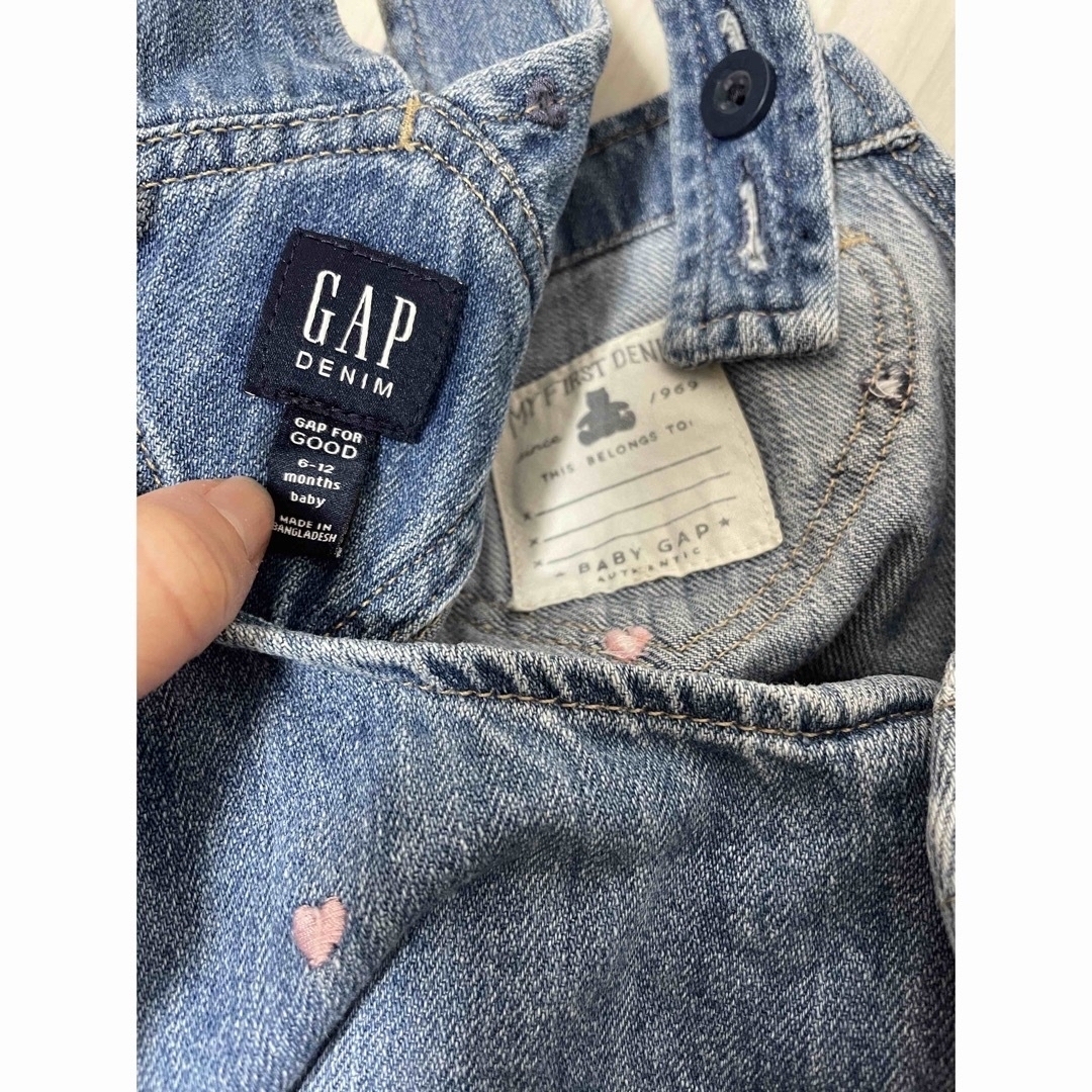 GAP(ギャップ)のgap♡ハート刺繍デニムサロペット キッズ/ベビー/マタニティのベビー服(~85cm)(パンツ)の商品写真