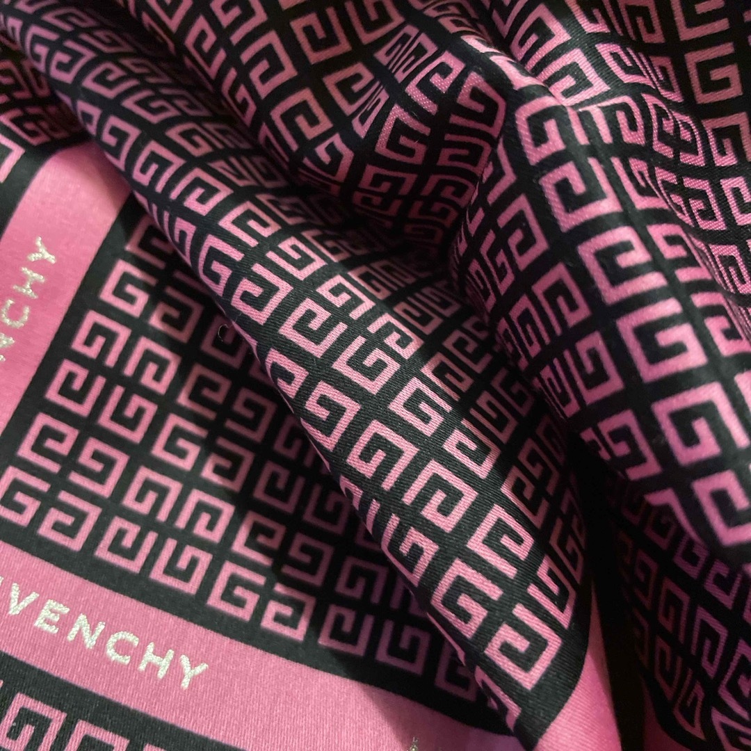 GIVENCHY(ジバンシィ)のジバンシィ ハンカチスカーフ　未使用　　　⬛️ベースにビビッド🩷カッコイイ4G👍 レディースのファッション小物(ハンカチ)の商品写真