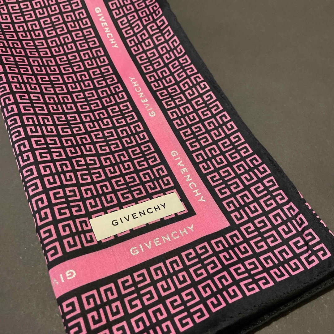 GIVENCHY(ジバンシィ)のジバンシィ ハンカチスカーフ　未使用　　　⬛️ベースにビビッド🩷カッコイイ4G👍 レディースのファッション小物(ハンカチ)の商品写真