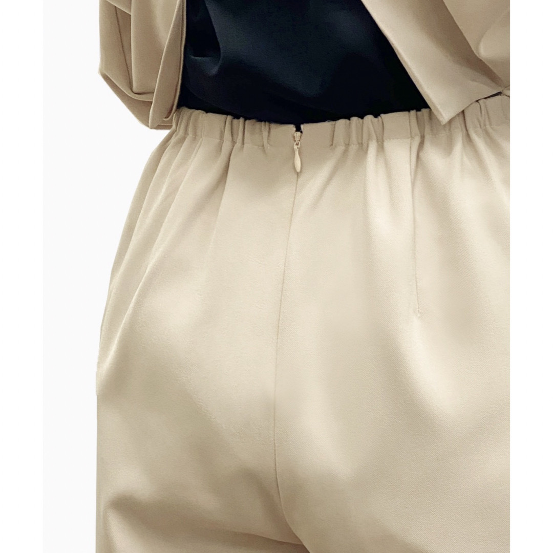 Flolia(フロリア)のFlolia  オールインワン　2点セット　スーツ　ベージュ　L レディースのフォーマル/ドレス(スーツ)の商品写真