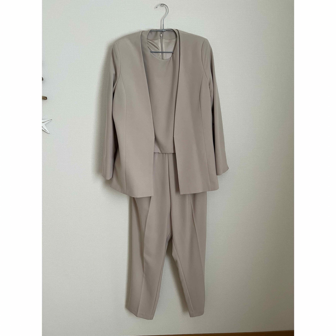 Flolia(フロリア)のFlolia  オールインワン　2点セット　スーツ　ベージュ　L レディースのフォーマル/ドレス(スーツ)の商品写真