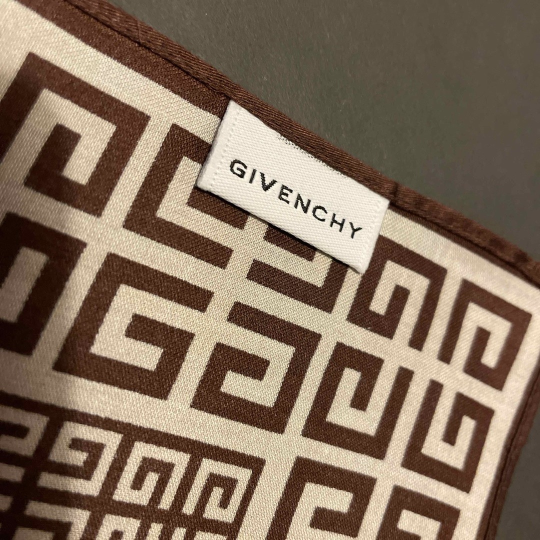 GIVENCHY(ジバンシィ)の専用　ジバンシィ　ハンカチスカーフ　未使用　希少タグ付き　4G レディースのファッション小物(ハンカチ)の商品写真