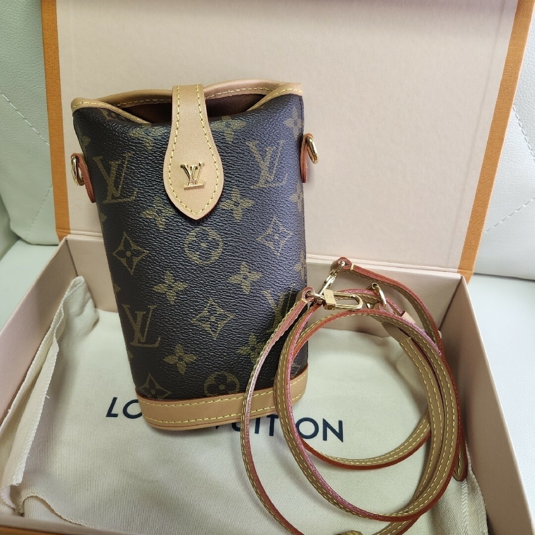 LOUIS VUITTON(ルイヴィトン)のほぼ新品!!ルイヴィトン☆フォールド・ミー ポーチフォールド・ミー ポーチ レディースのバッグ(ショルダーバッグ)の商品写真