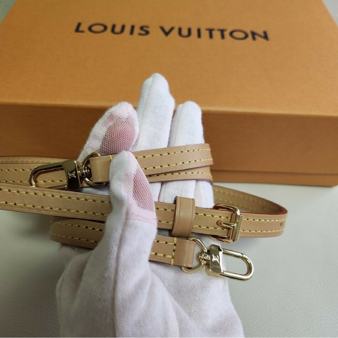LOUIS VUITTON(ルイヴィトン)のほぼ新品!!ルイヴィトン☆フォールド・ミー ポーチフォールド・ミー ポーチ レディースのバッグ(ショルダーバッグ)の商品写真