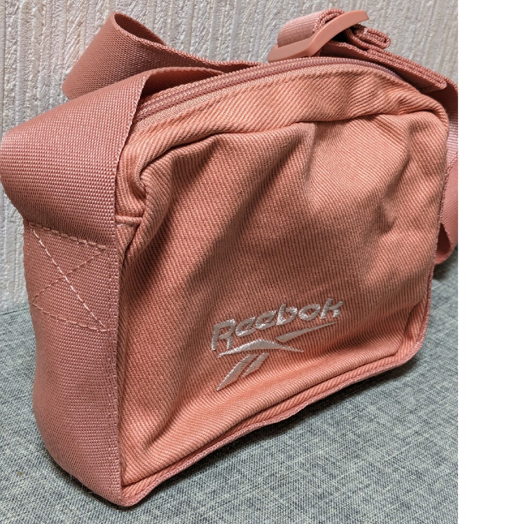 Reebok(リーボック)のReebok　リーボック　クロスボディーバッグ 　キャニオンコーラル レディースのバッグ(ボディバッグ/ウエストポーチ)の商品写真