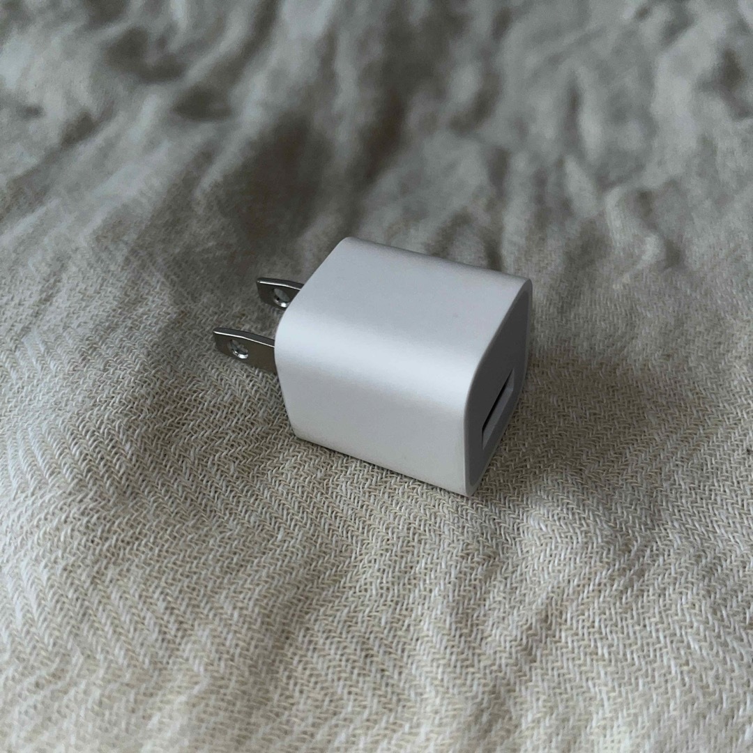 Apple(アップル)のUSBアダプタ スマホ/家電/カメラの生活家電(変圧器/アダプター)の商品写真