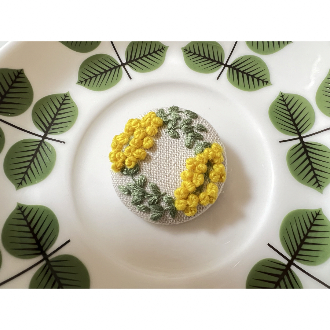 ミモザの花。刺繍ブローチ ハンドメイド ハンドメイドのアクセサリー(コサージュ/ブローチ)の商品写真