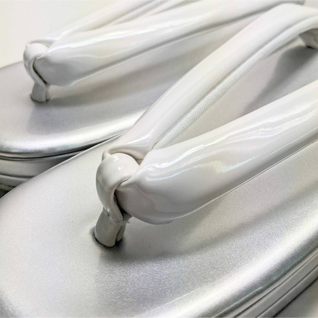 和装 草履バッグセット 振袖用 エナメル 白 シルバー フリーサイズ w18-6 レディースの水着/浴衣(着物)の商品写真