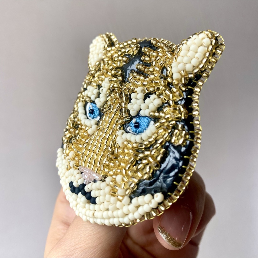 【ビーズ刺繍】虎のビーズブローチ　ハンドメイド ハンドメイドのアクセサリー(コサージュ/ブローチ)の商品写真