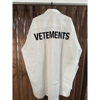 ヴェトモン(VETEMENTS)のVETEMENTS BACK LOGO SHIRT(シャツ)