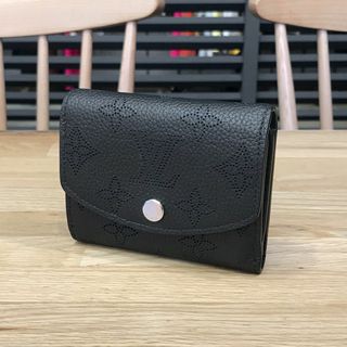 ルイヴィトン(LOUIS VUITTON)の新品同様 ルイヴィトン マヒナ ポルトフォイユイリスXS ノワール ミニ財布 黒(財布)