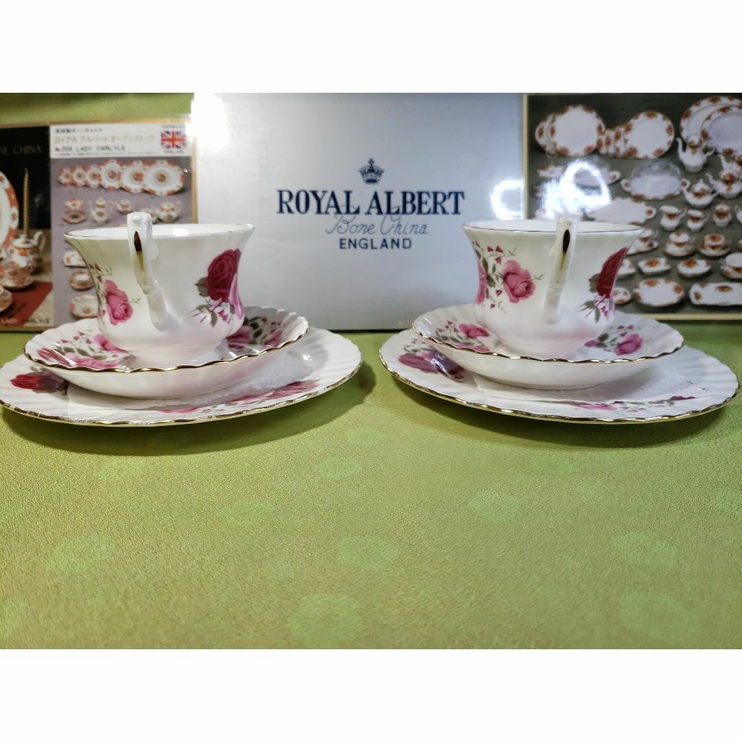 ROYAL ALBERT(ロイヤルアルバート)のロイヤルアルバート 大きい薔薇柄のカップ＆ソーサー＆ケーキプレート　２客トリオ インテリア/住まい/日用品のキッチン/食器(食器)の商品写真