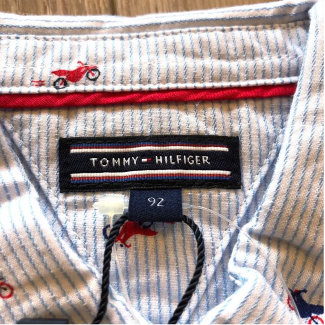 TOMMY HILFIGER(トミーヒルフィガー)の新品未使用☆トミーヒルフィガー 長袖シャツ&ショートパンツ セットアップ☆ キッズ/ベビー/マタニティのキッズ服男の子用(90cm~)(ブラウス)の商品写真