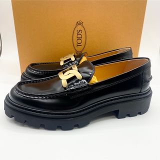 トッズ(TOD'S)の新品未使用！送料込み★TOD'S★ロゴ ケイト レザー ローファー(ローファー/革靴)