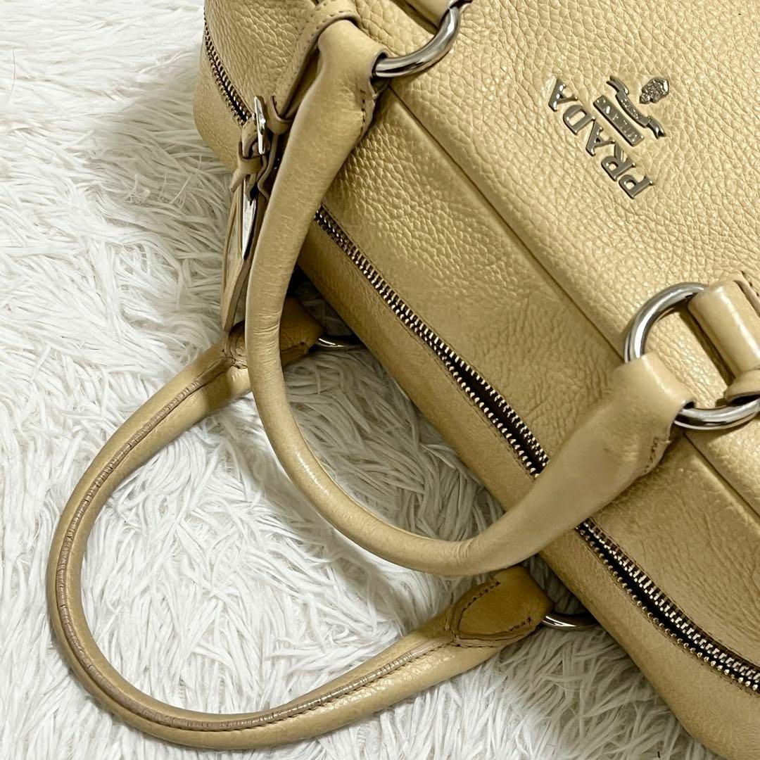 PRADA(プラダ)のPRADA ミニボストン　シボレザー　シルバー金具　レディース　ベージュ系 レディースのバッグ(ハンドバッグ)の商品写真