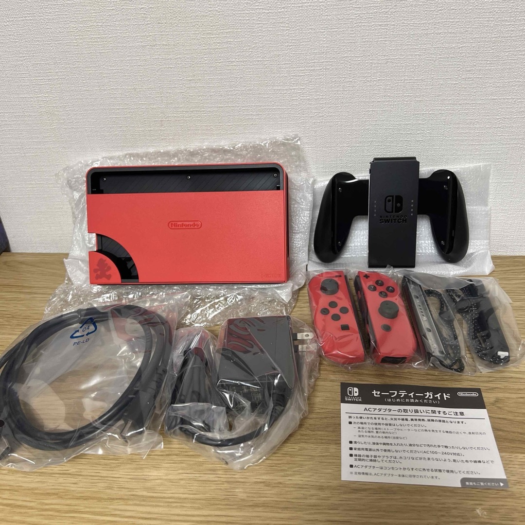 Nintendo Switch 有機ELモデル マリオレッドに付属の付属品セット エンタメ/ホビーのゲームソフト/ゲーム機本体(その他)の商品写真