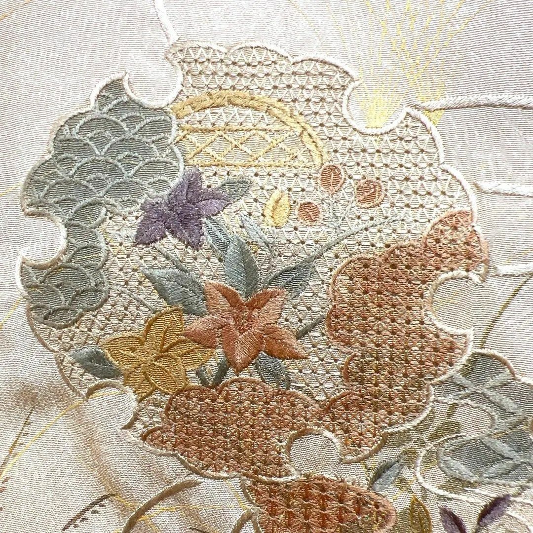 スワトウ刺繍　彩箔　雪輪に稲穂と花模様の付け下げ　着物　124w