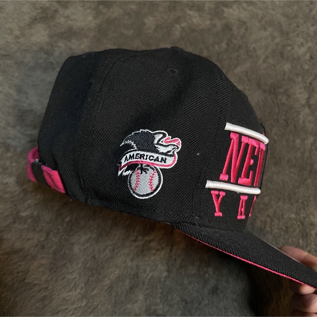 NEW ERA(ニューエラー)のNY購入限定激レア NEW ERA ニューエラ キャップ ヤンキース 黒 ピンク メンズの帽子(キャップ)の商品写真