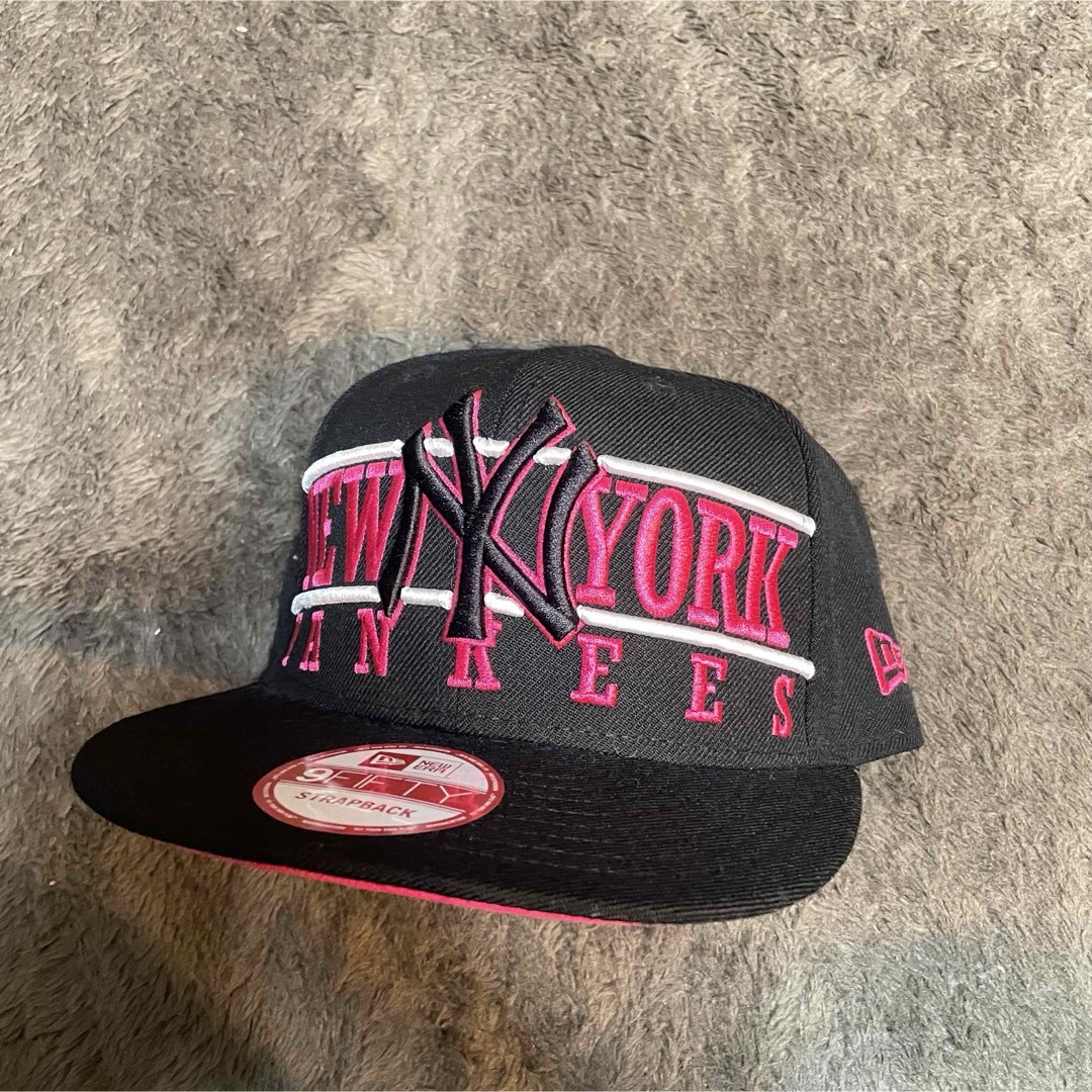 NEW ERA(ニューエラー)のNY購入限定激レア NEW ERA ニューエラ キャップ ヤンキース 黒 ピンク メンズの帽子(キャップ)の商品写真