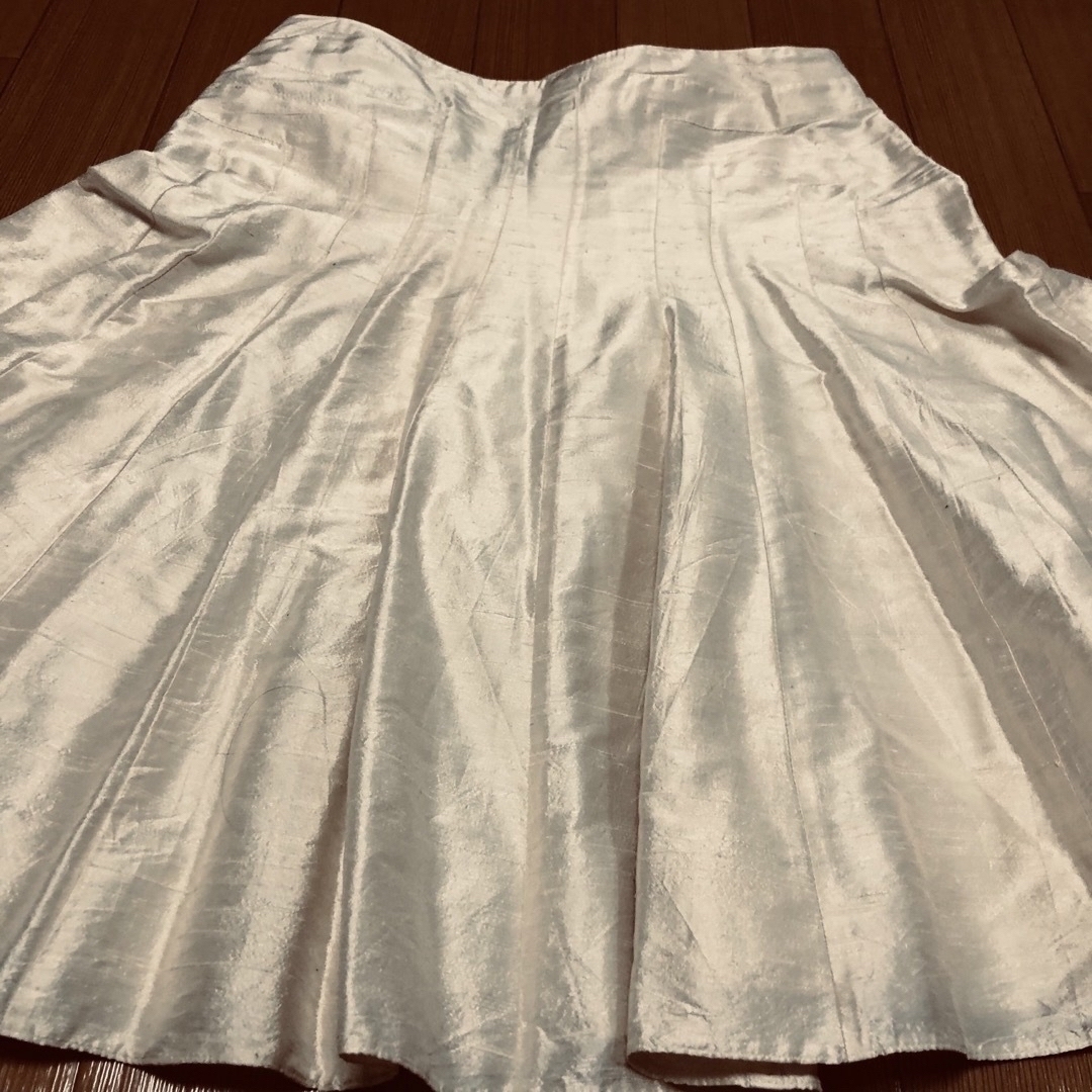 Emporio Armani(エンポリオアルマーニ)のエンポリオアルマーニフレアスカートサイズ40光沢ベージュ レディースのスカート(ひざ丈スカート)の商品写真