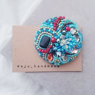 大きめビジューのブローチ　ビーズ刺繍　ブローチ(コサージュ/ブローチ)