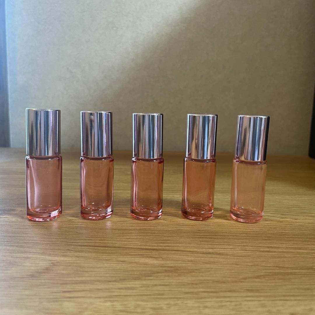 ロールオンボトル 5ml 5本 ピンク 遮光 ガラス アロマ  精油  小分け コスメ/美容のリラクゼーション(アロマグッズ)の商品写真