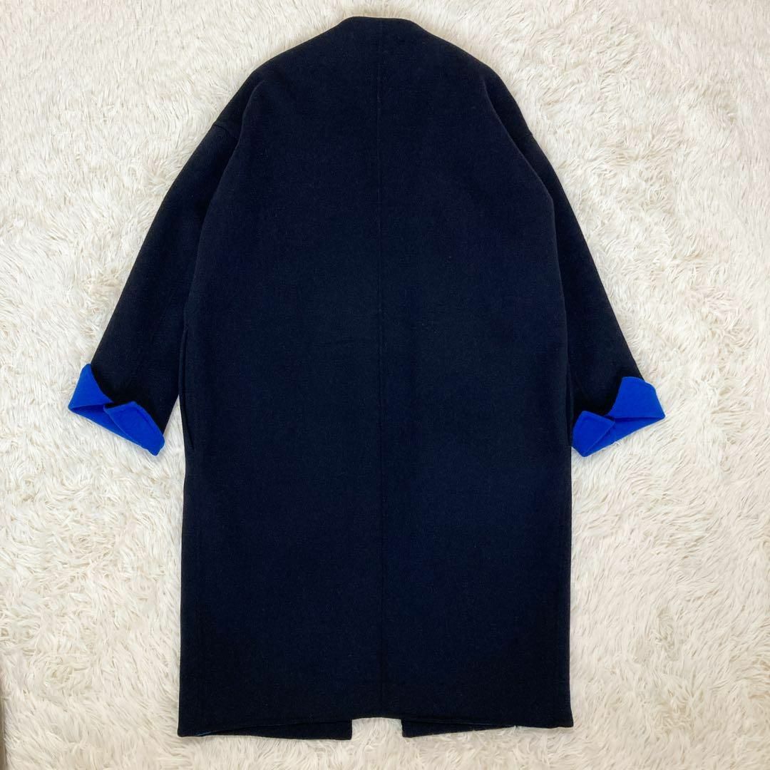 ENFOLD(エンフォルド)のENFOLD　ウール　ノーカラー　リバー　ロングコート　黒 × 青　36 レディースのジャケット/アウター(ロングコート)の商品写真