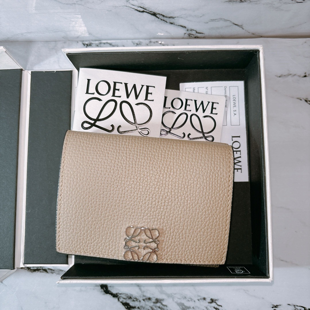 LOEWE(ロエベ)のLOEWE ロエベ アナグラム トライフォールドウォレット ペブルグレインカーフ レディースのファッション小物(財布)の商品写真