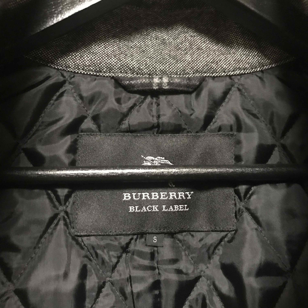 BURBERRY BLACK LABEL(バーバリーブラックレーベル)の美品　バーバリーブラックレーベル ダッフルコート　S 正規品　ロゴ入り メンズのジャケット/アウター(ダッフルコート)の商品写真