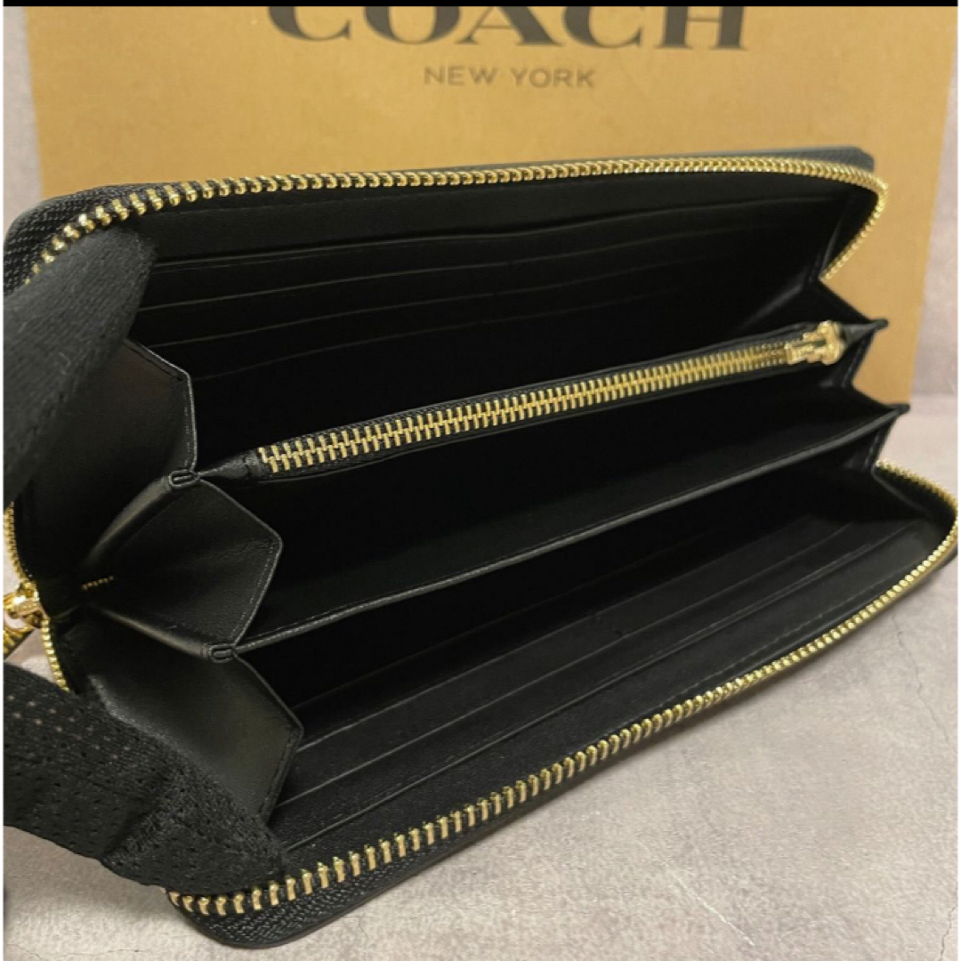 COACH(コーチ)の新品　COACH 長財布　ブラック　ワンポイント　ラウンドファスナー　小銭入れ有 レディースのファッション小物(財布)の商品写真