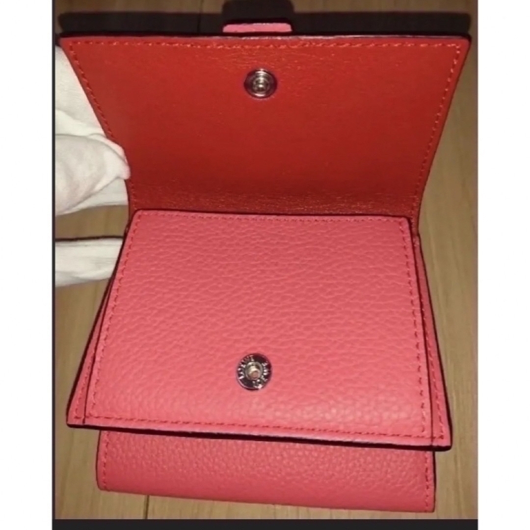 LOEWE(ロエベ)の『新品・未使用』LOEWE トライフォールドウォレット三つ折り財布 レディースのファッション小物(財布)の商品写真