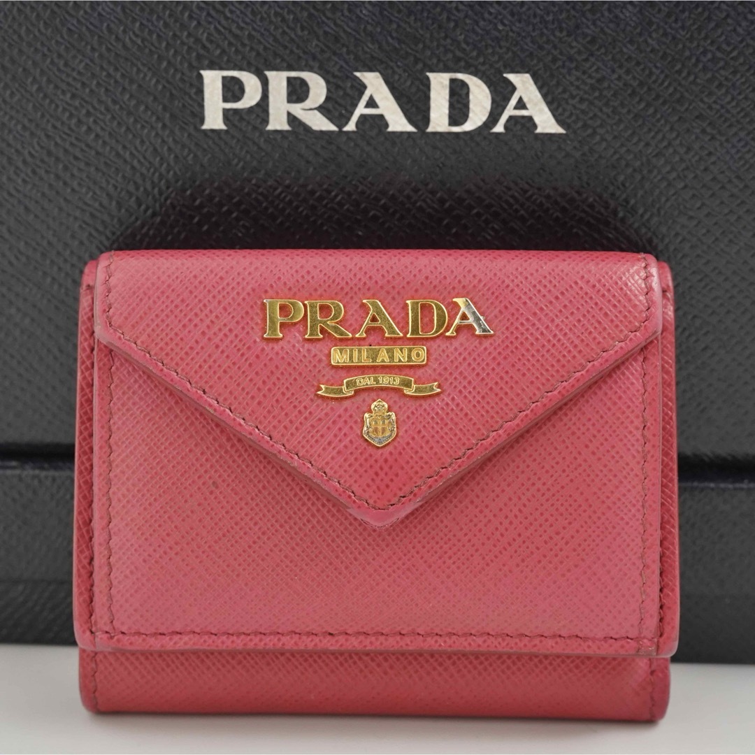 PRADA(プラダ)の【極美品】PRADA 保証書有り　三つ折り コンパクト レター レザー  レディースのファッション小物(財布)の商品写真