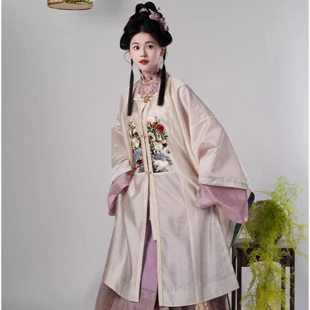 栖霞 花鳥刺繍織錦補方襟比甲 白色アウター 明製漢服 結婚式 栖霞 花鳥刺繍織錦補方襟比甲 白色アウター 明製漢服 結婚式