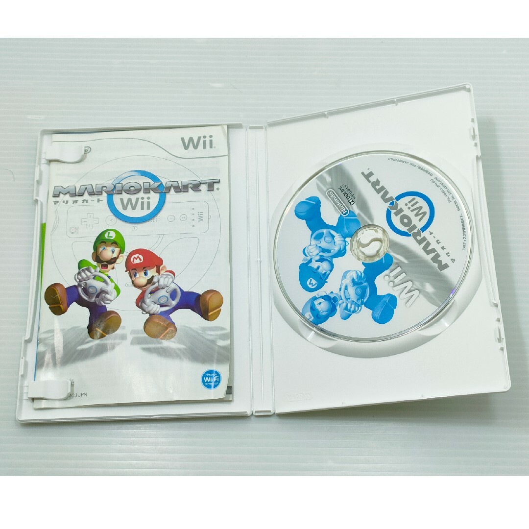 Wii(ウィー)の任天堂Wii Wii U マリオカート　ソフト　ハンドル　　ホワイト　4個セット エンタメ/ホビーのゲームソフト/ゲーム機本体(家庭用ゲームソフト)の商品写真