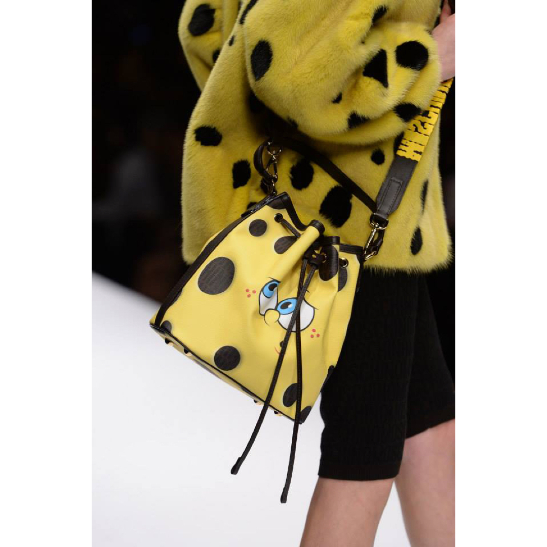 MOSCHINO(モスキーノ)のモスキーノ　スポンジボブ　ハンドバッグ　バッグ　ショルダー　moschino レディースのバッグ(ショルダーバッグ)の商品写真