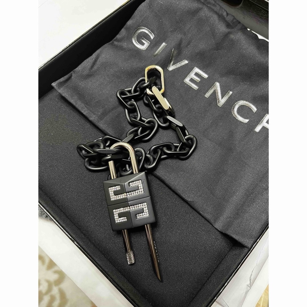 GIVENCHY(ジバンシィ)のGIVENCHY クリスタル ロック ネックレス メンズのアクセサリー(ネックレス)の商品写真