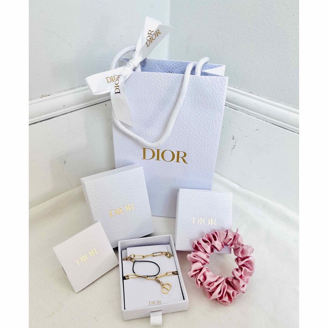 Dior(ディオール)の新品 Dior ノベルティ2個セット ♡ スマホチャーム & シルクシュシュ エンタメ/ホビーのコレクション(ノベルティグッズ)の商品写真