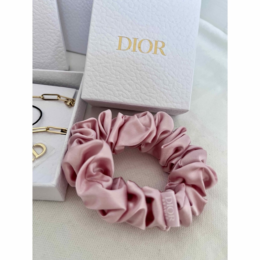 Dior(ディオール)の新品 Dior ノベルティ2個セット ♡ スマホチャーム & シルクシュシュ エンタメ/ホビーのコレクション(ノベルティグッズ)の商品写真