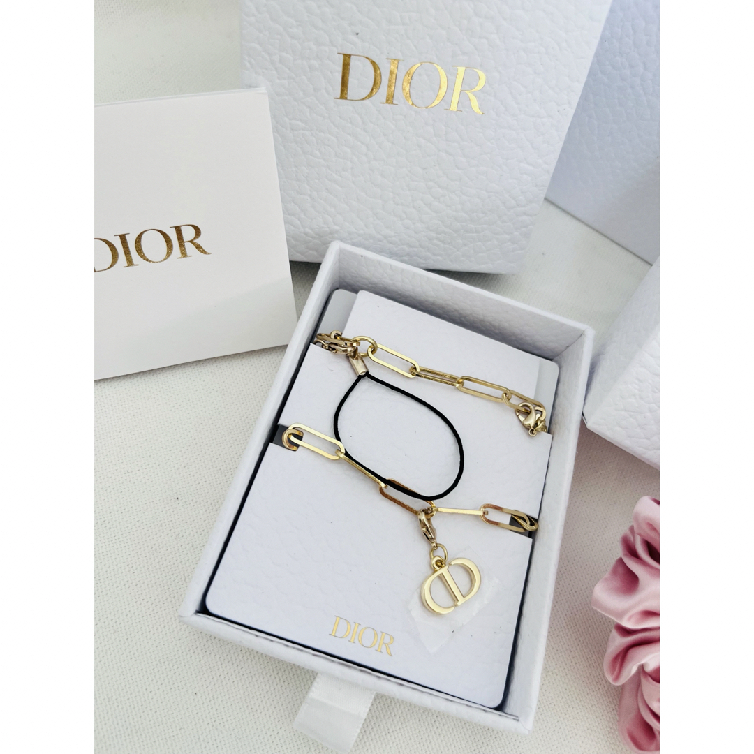 Dior(ディオール)の新品 Dior ノベルティ2個セット ♡ スマホチャーム & シルクシュシュ エンタメ/ホビーのコレクション(ノベルティグッズ)の商品写真