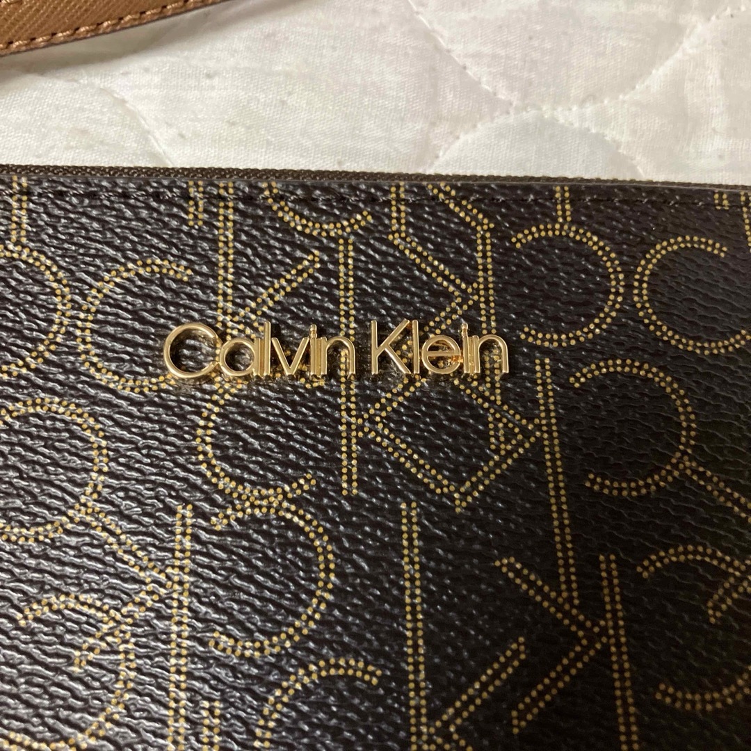 Calvin Klein(カルバンクライン)の値下げ　未使用　カルバンクライン　ストラップポーチ レディースのバッグ(クラッチバッグ)の商品写真