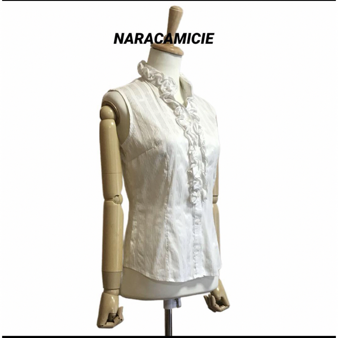 NARACAMICIE(ナラカミーチェ)のNARACAMICIE サテンストライプ ノースリーブ フリルブラウス レディースのトップス(シャツ/ブラウス(半袖/袖なし))の商品写真