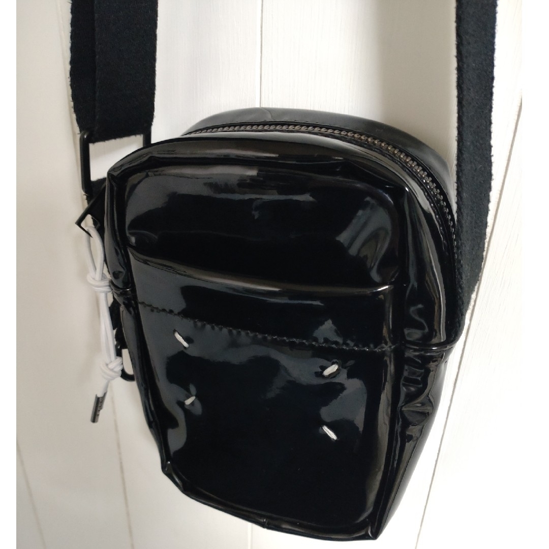 Maison Martin Margiela(マルタンマルジェラ)のマルジェラ／エナメル  カメラバッグ メンズのバッグ(ショルダーバッグ)の商品写真