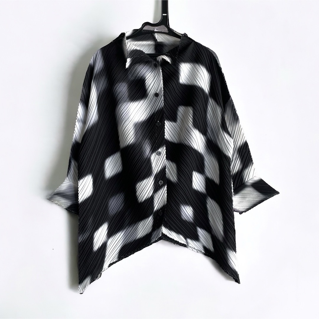 カラーブラックホワイト美品 ISSEY MIYAKE 変形デザイン プリーツシャツ