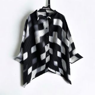 イッセイミヤケ(ISSEY MIYAKE)の美品 ISSEY MIYAKE 変形デザイン プリーツシャツ(シャツ/ブラウス(長袖/七分))