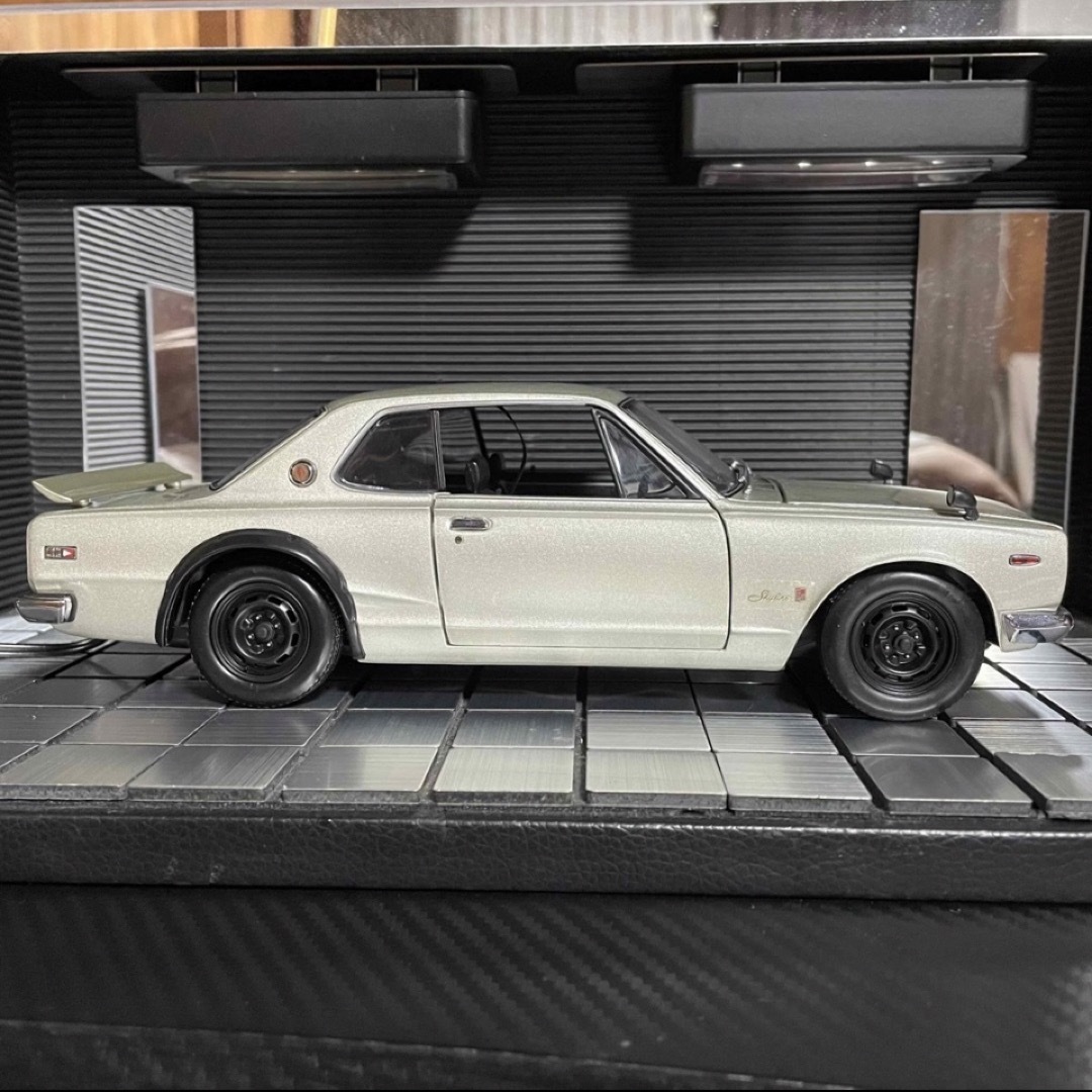 京商(キョウショウ)の絶版京商1/18スカイライン2000GT-R KPGC10 (ライト点灯モデル) エンタメ/ホビーのおもちゃ/ぬいぐるみ(ミニカー)の商品写真