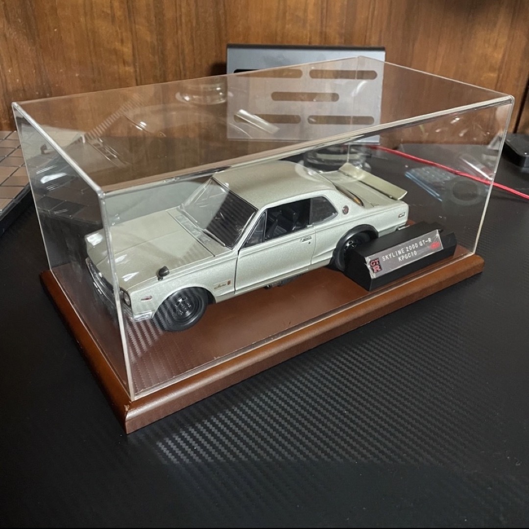 京商(キョウショウ)の絶版京商1/18スカイライン2000GT-R KPGC10 (ライト点灯モデル) エンタメ/ホビーのおもちゃ/ぬいぐるみ(ミニカー)の商品写真